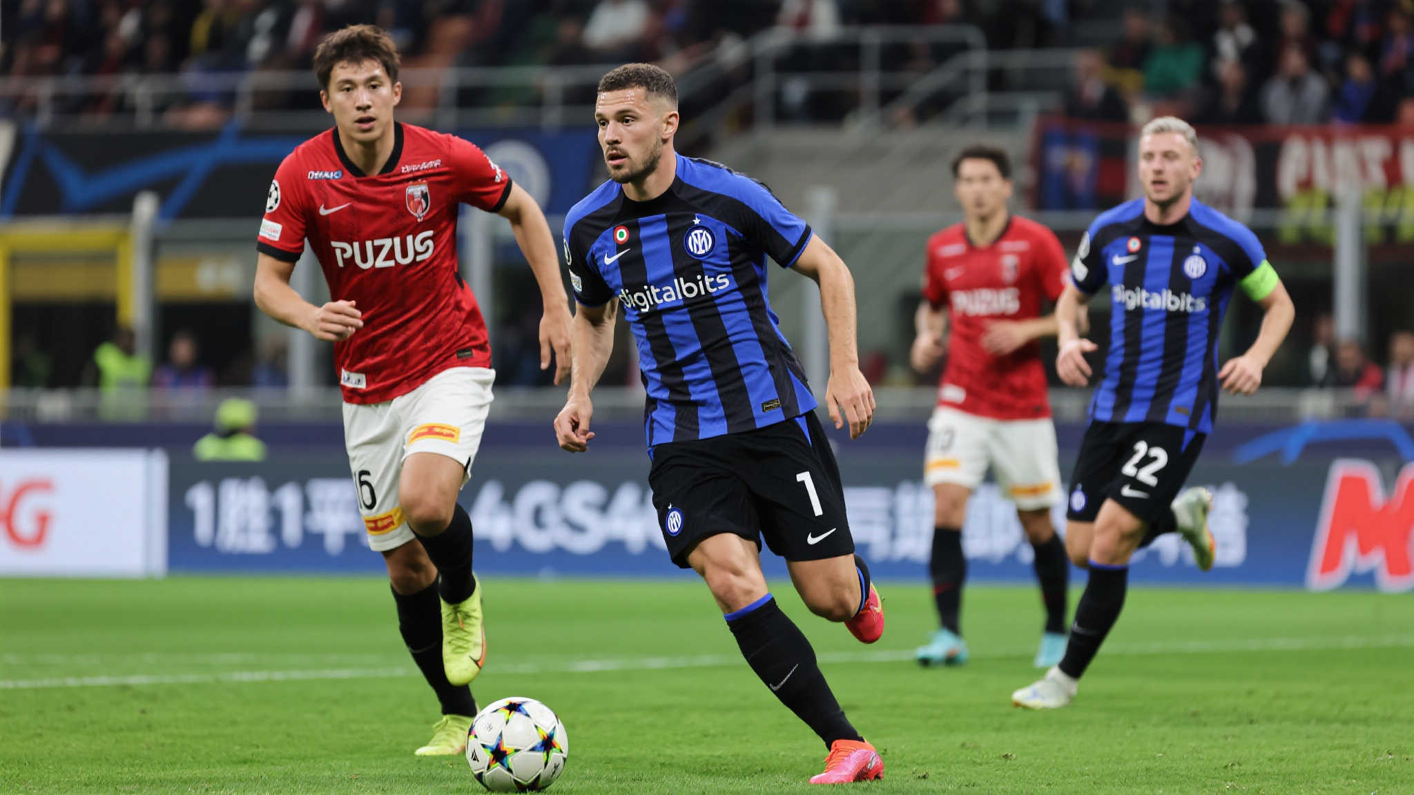 国际米兰力克浦和红钻 1胜1平积4分登顶积分榜 在一场备受关注的比赛中,意甲豪门国际米兰以2-1力